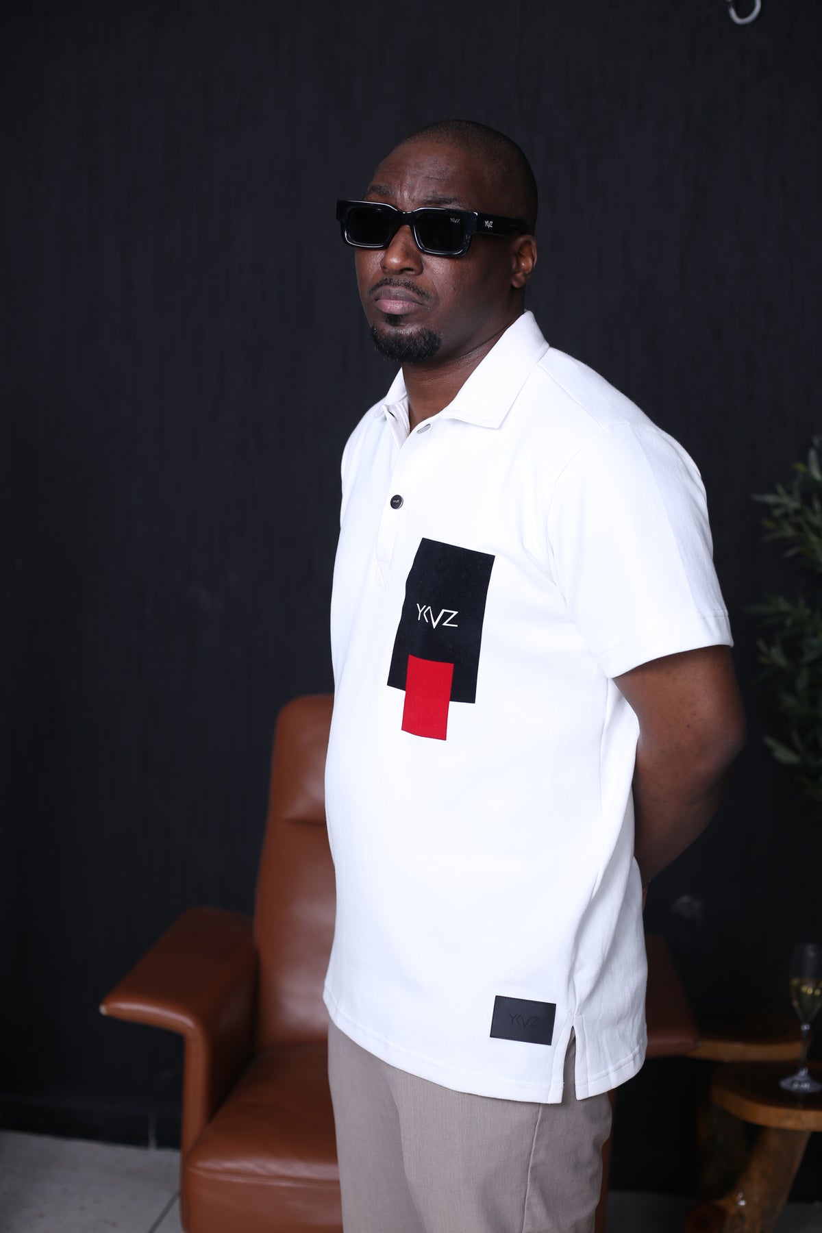 Polo Sport YKVZ II Blanc – Signature Classique Noir/Rouge