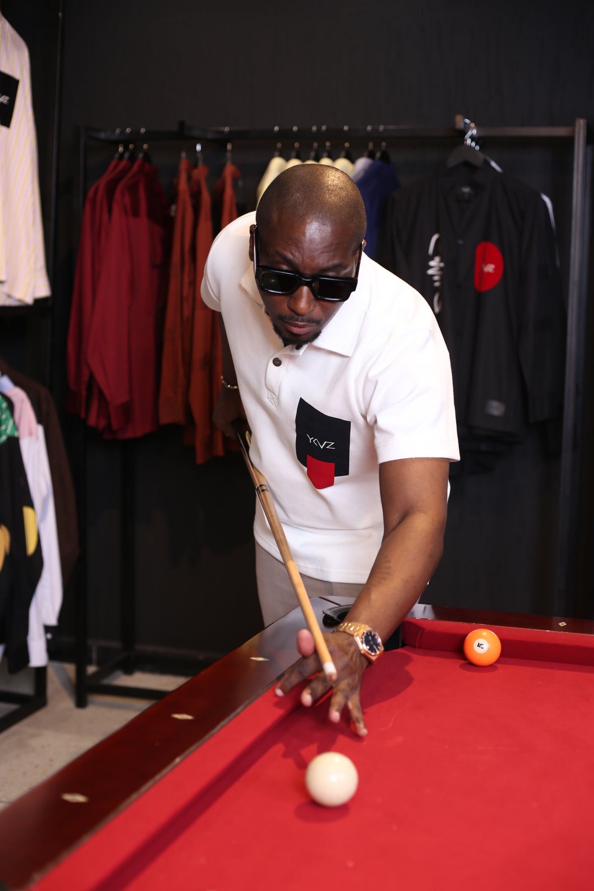 Polo Sport YKVZ II Blanc – Signature Classique Noir/Rouge