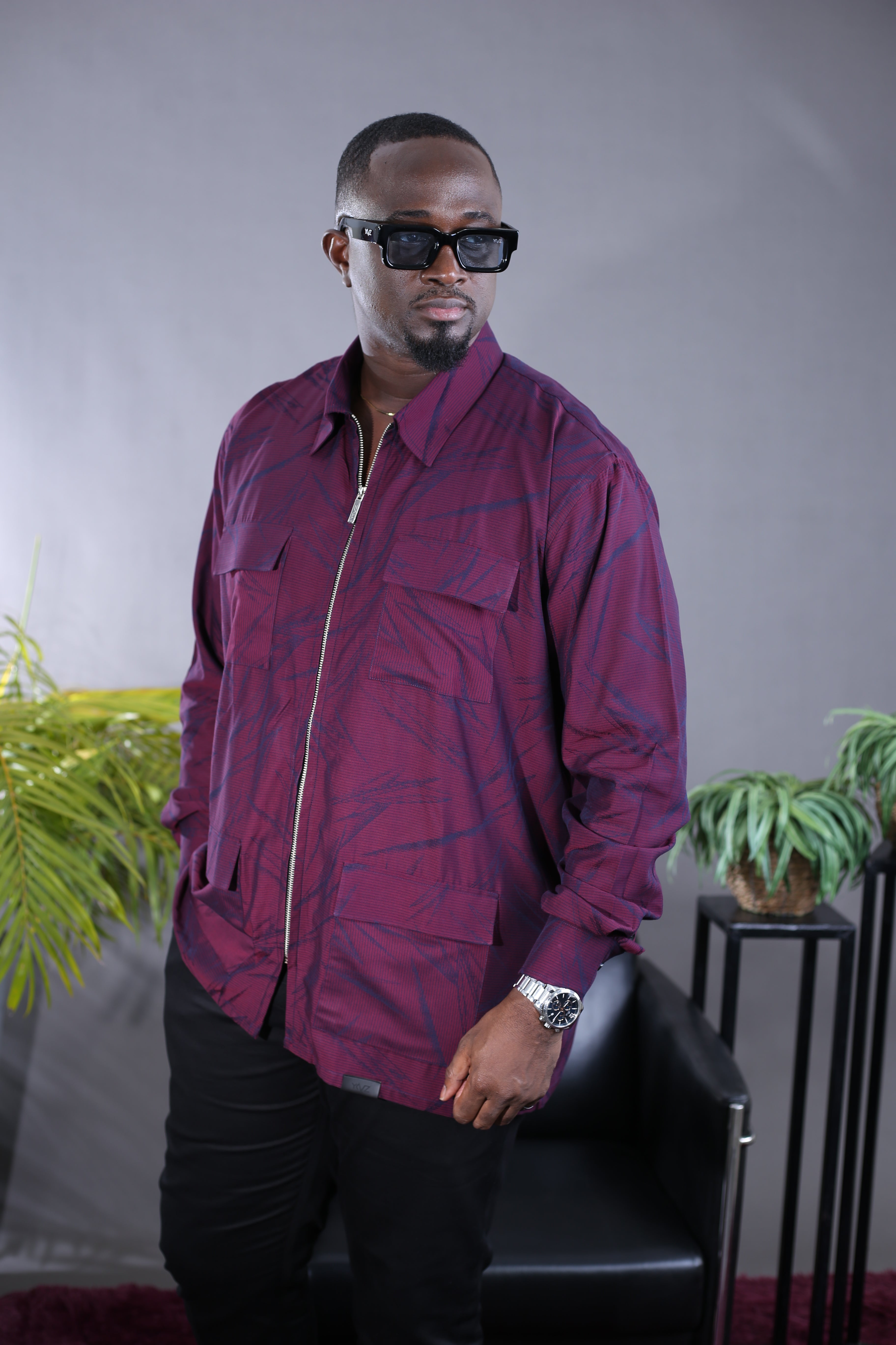 Camisa floral vermelha bordeaux com quatro fechos