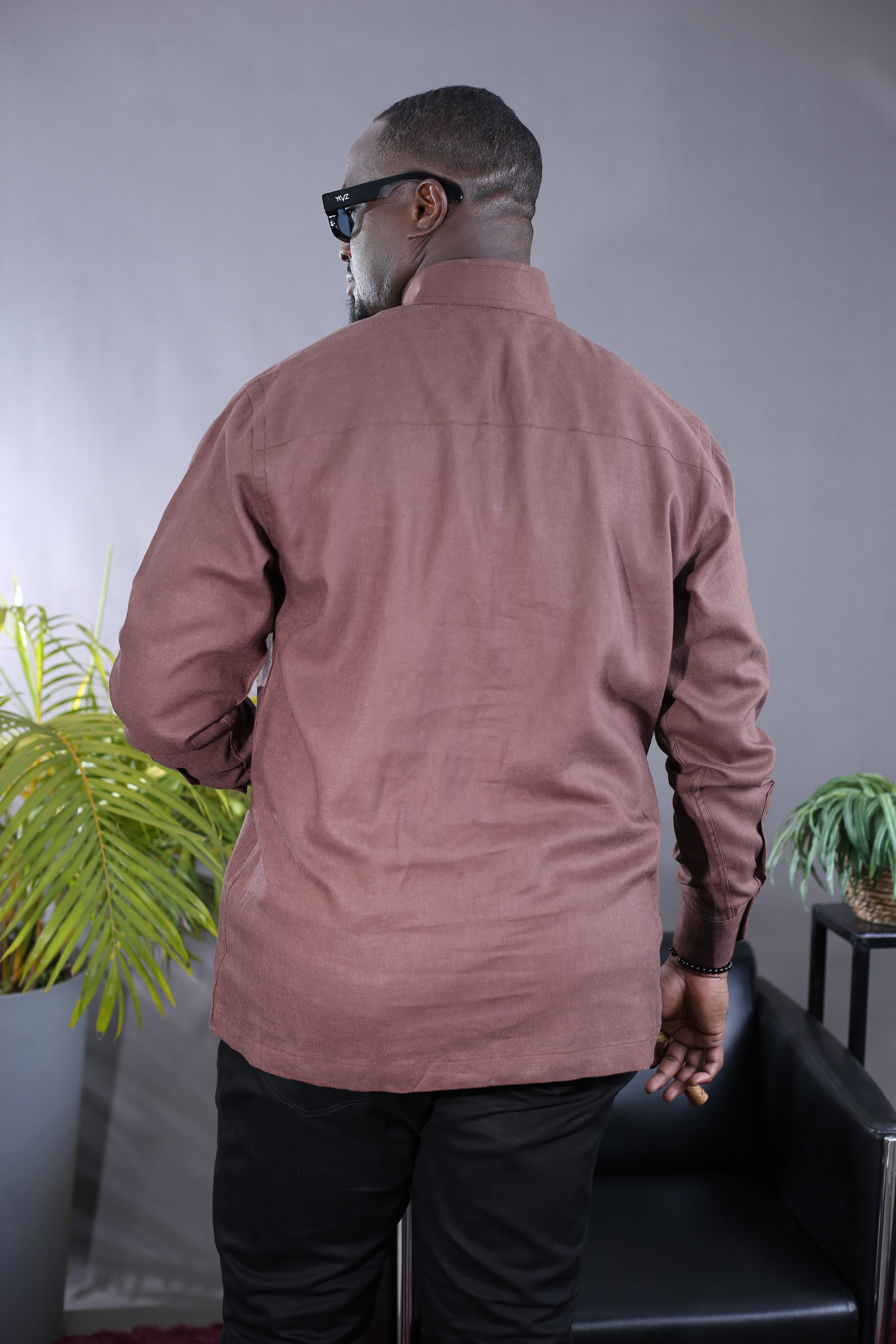 Camisola de linho castanho Kintu II