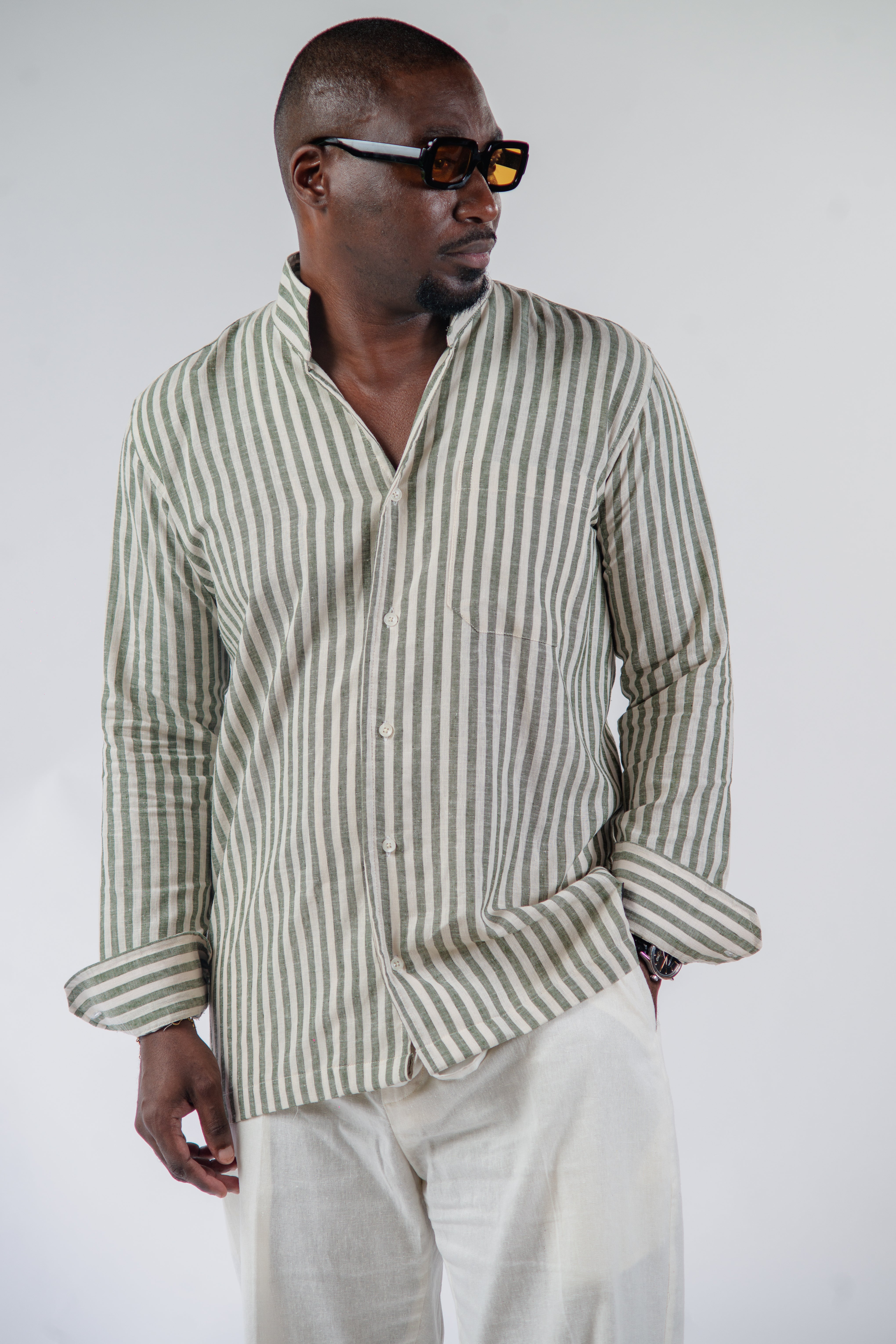 Camisa de linho Kintu, riscas verdes e brancas