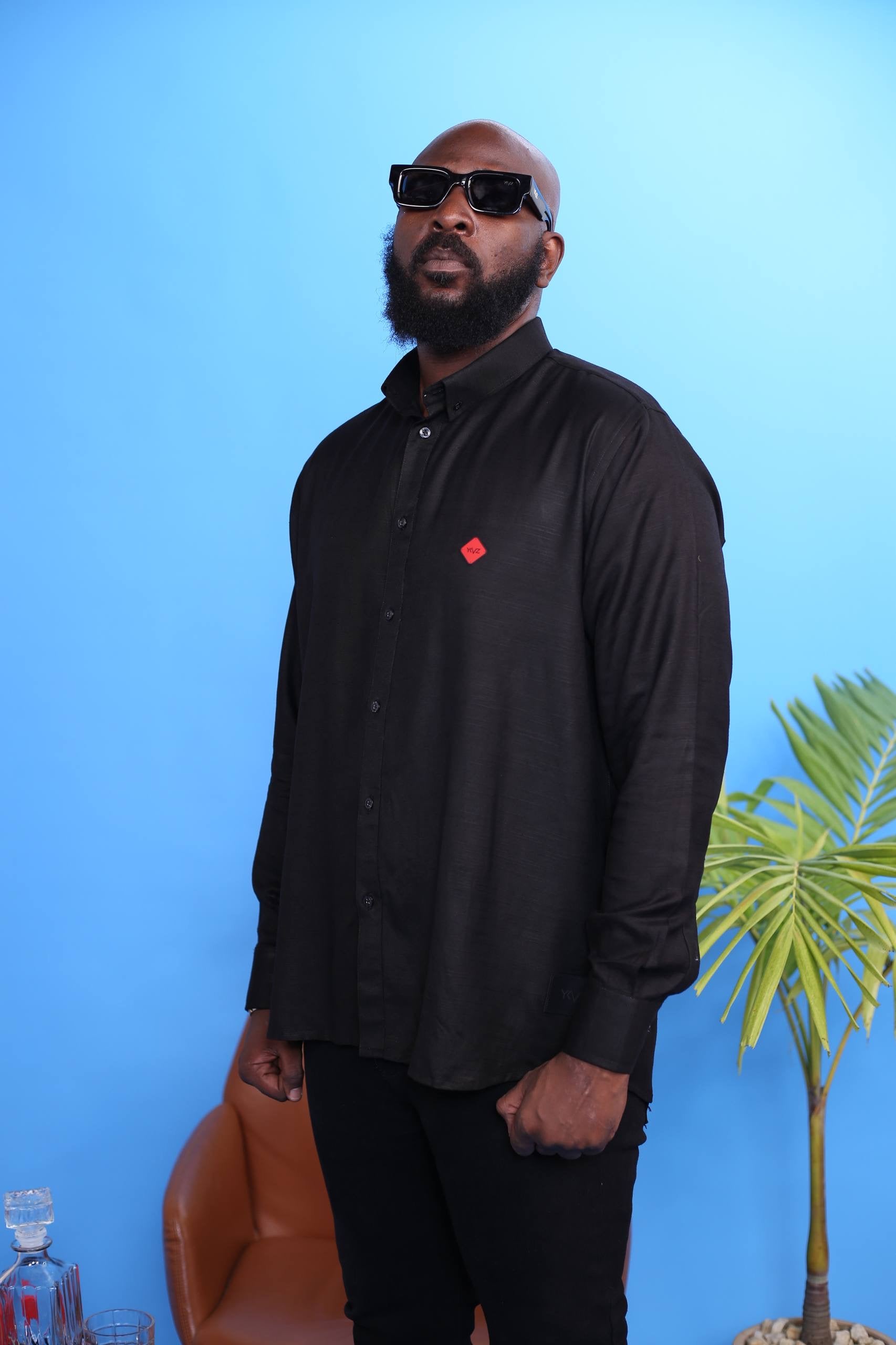 Chemise AUREN I – Lin Noire | Signature Triangle Rouge