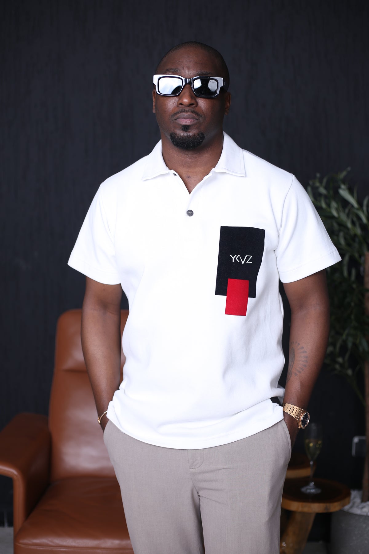 Polo Sport YKVZ II Blanc – Signature Classique Noir/Rouge