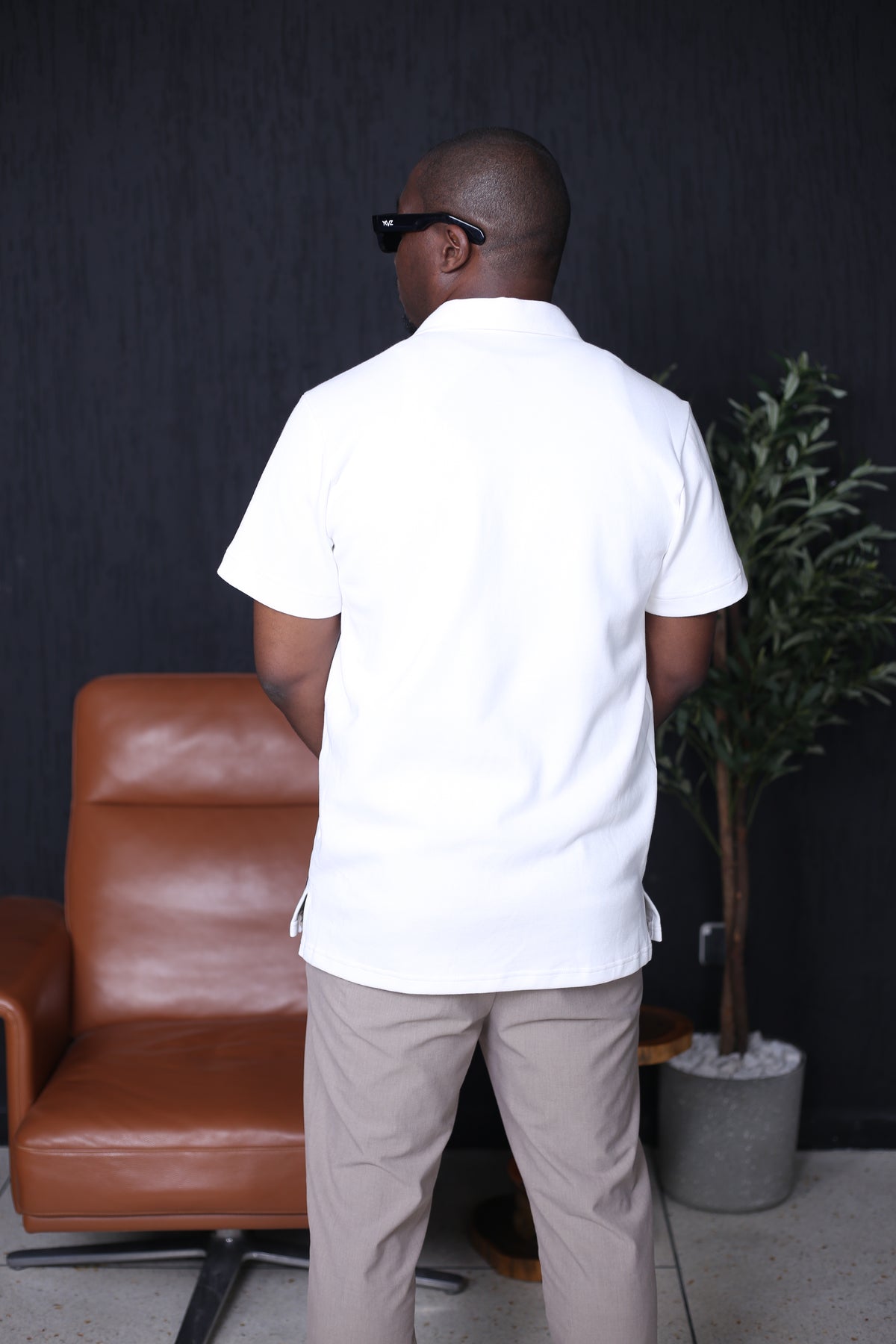 Polo Sport YKVZ II Blanc – Signature Classique Noir/Rouge