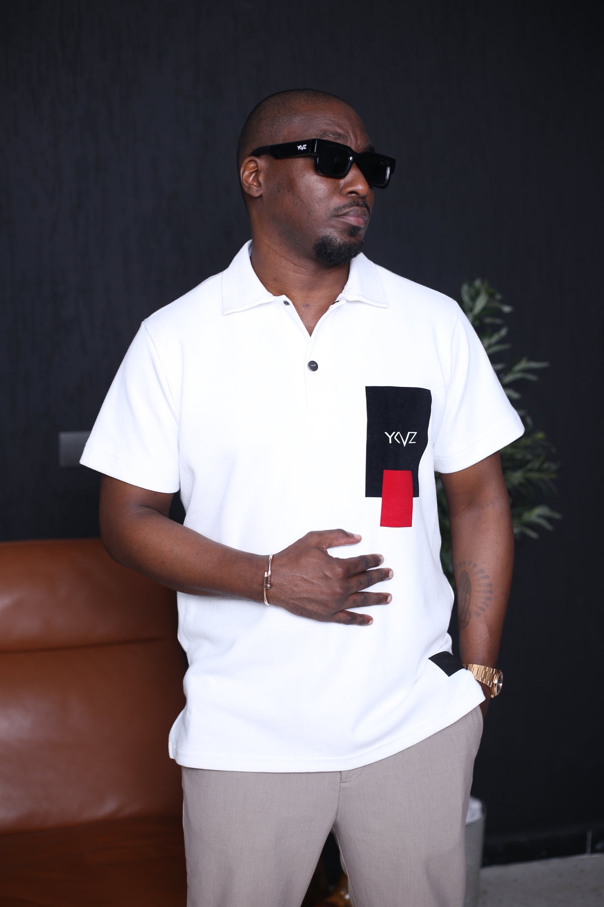 Polo Sport YKVZ II Blanc – Signature Classique Noir/Rouge